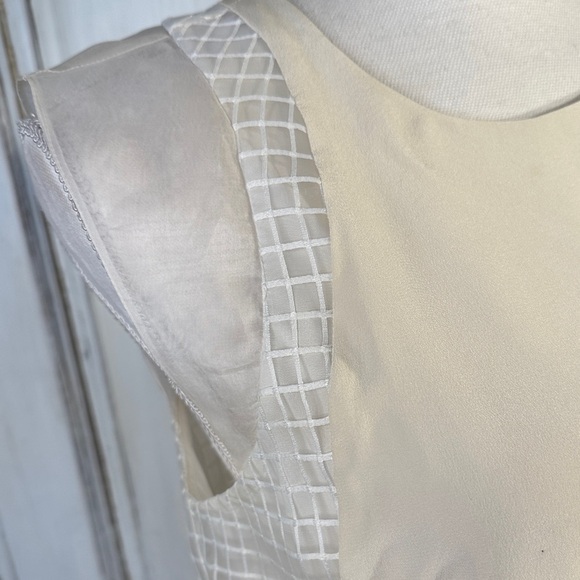 ELIZABETH And JAMES Elegant Cream Sleeveless Crop Top - Picture 3 of 14